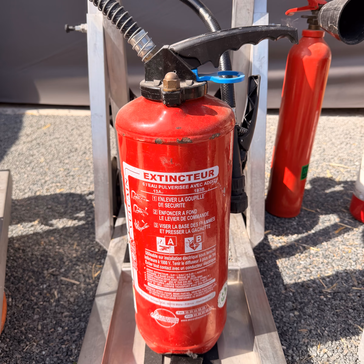 Extincteur à eau pulvérisée avec additif 6 litres utilisé pendant la session de Mérignac, avec sa goupille de sécurité et son pictogramme des classes de feu A et B.