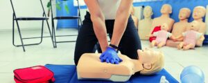 Formation saveuteur secouriste du travail à bordeaux qui fait un massage cardiaque