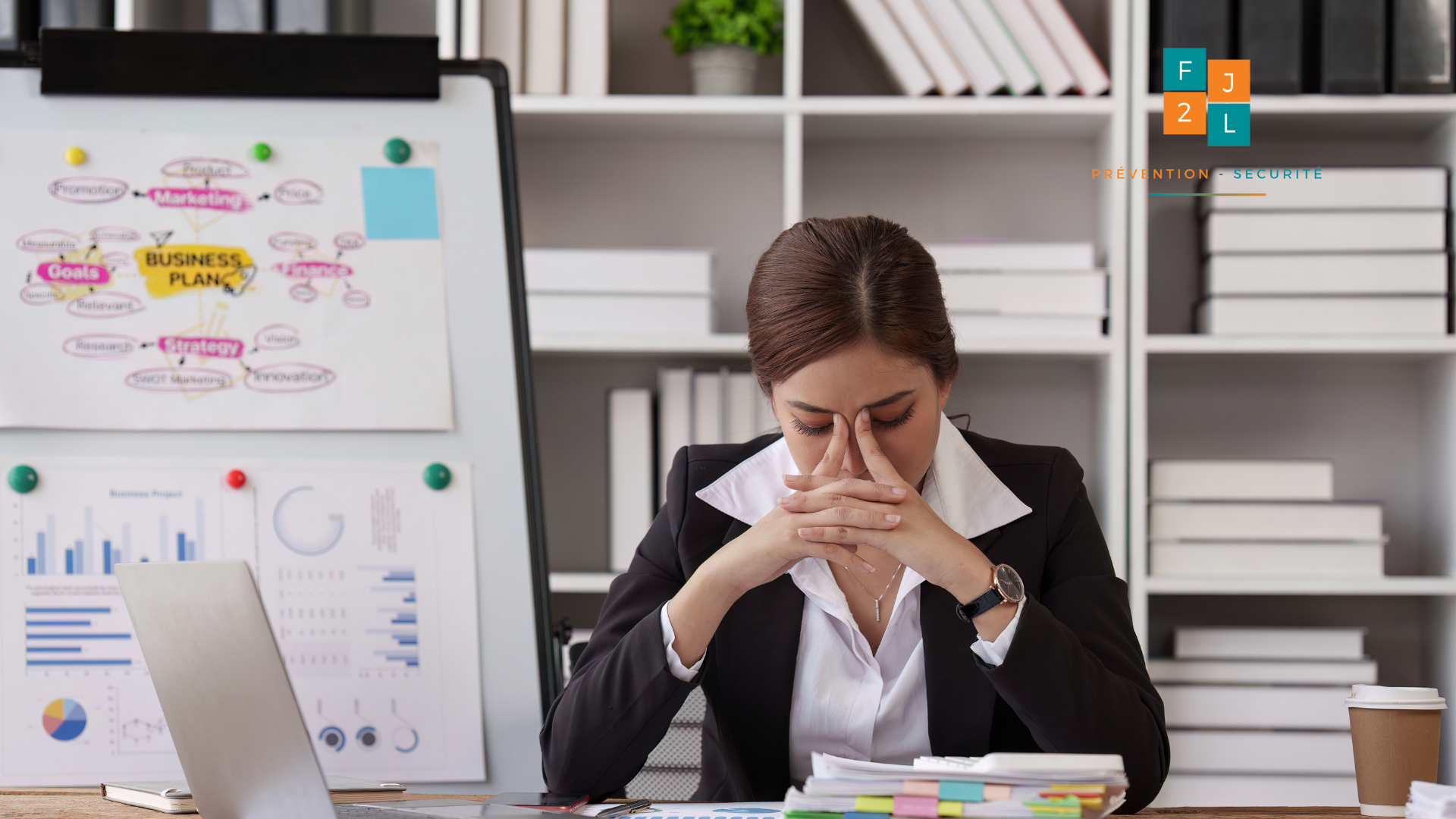 Une femme en burnout sur son bureau