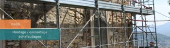 Un échafaudages sur une façade d'une maison en pierre