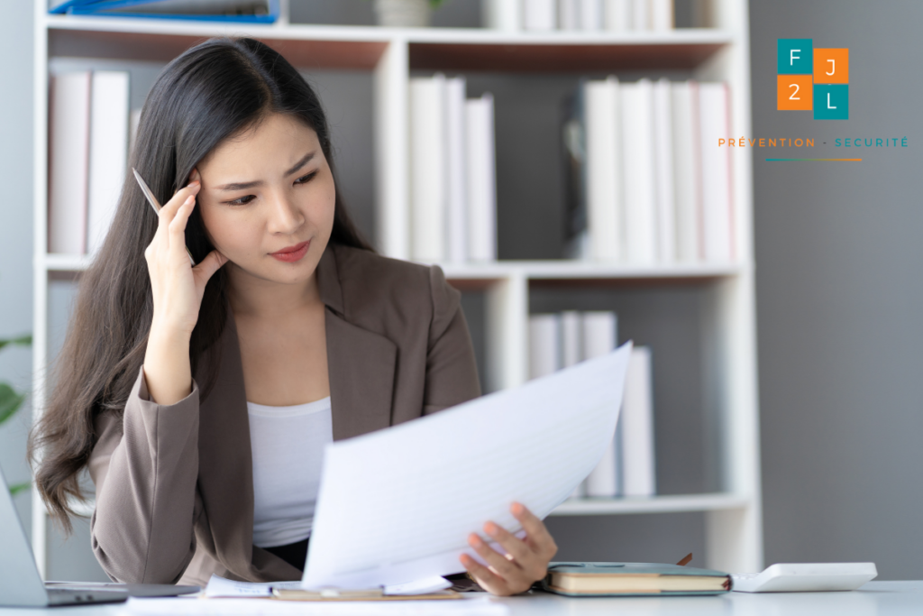 Une femme concentrée, sur la création de son document unique d'évaluation des risques professionnels